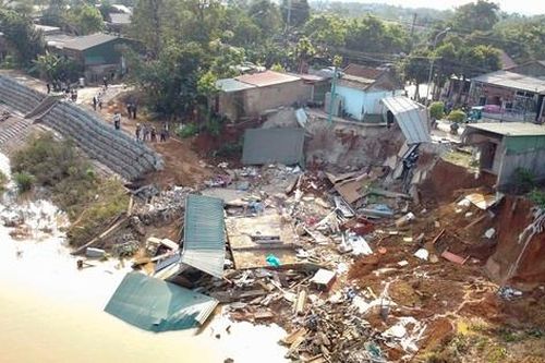 Hiện trường vụ sạt lở khiến 3 nhà đổ sập, 1 người tử vong