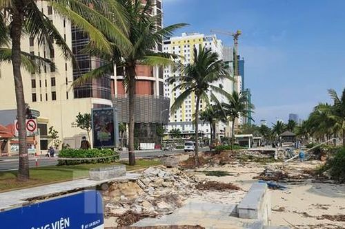 Bờ biển Đà Nẵng sụt lún tan hoang, bờ kè bị 'xé toạc' sau mưa lớn