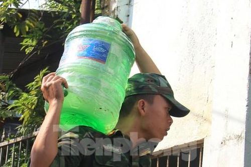 Bộ đội cõng nước sạch cho dân vùng ngập sau nhiều ngày khát khô