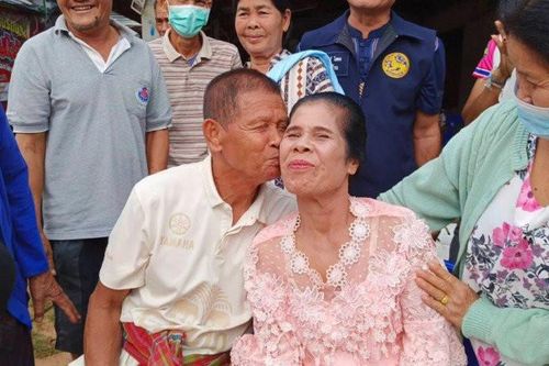 Chú rể 78 tuổi lấy cô dâu 68 tuổi, họ hàng vui vẻ chúc mừng
