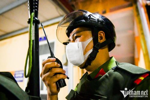 Con vi phạm luật, bố rút dao chém cảnh sát giao thông