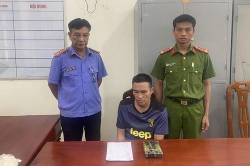 Đang trên đường giao 1 bánh heroin cho khách thì bị bắt