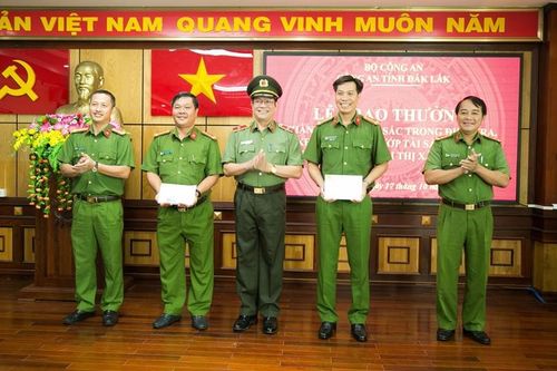 Khen thưởng hai đơn vị phá nhanh vụ cướp tại nhà Chủ tịch UBND huyện ở Đắk Lắk