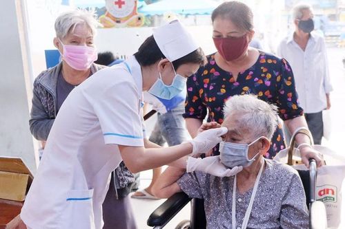 Các địa phương có giải pháp cấp thẻ bảo hiểm y tế cho người cao tuổi