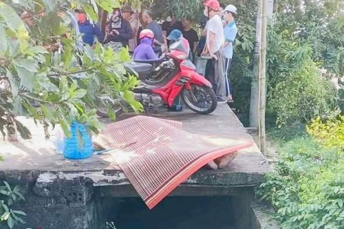 Hà Tĩnh: Phát hiện người đàn ông tử vong dưới mương nước