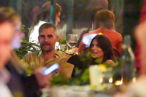 Emily Ratajkowski hôn người đàn ông lạ mặt sau tin hẹn hò Brad Pitt
