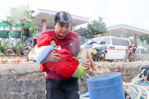 Dân Lý Sơn tốn hàng chục triệu thuê tàu chở người thân vào bờ cấp cứu