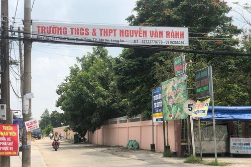 Nam sinh lớp 11 bị đánh gục ở cổng trường