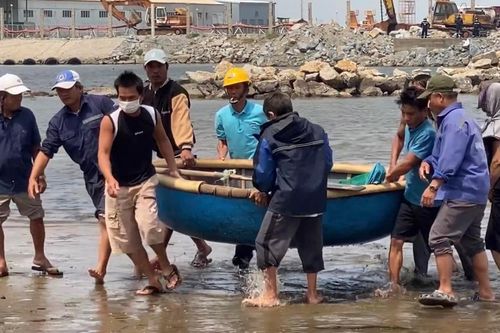 Quảng Ngãi: Sóng to gió lớn đánh lật thuyền thúng, một ngư dân tử vong