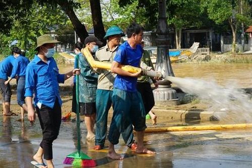 Tuổi trẻ TT-Huế ra quân làm sạch phố phường sau lũ