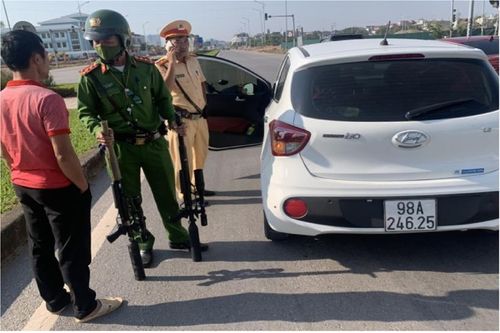 Lái xe ô tô vi phạm nồng độ cồn, còn mang theo 'hàng nóng'