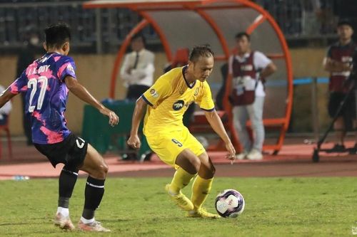 Trọng Hoàng trở lại trong ngày Sông Lam Nghệ An thua Câu lạc bộ Sài Gòn trên sân Vinh