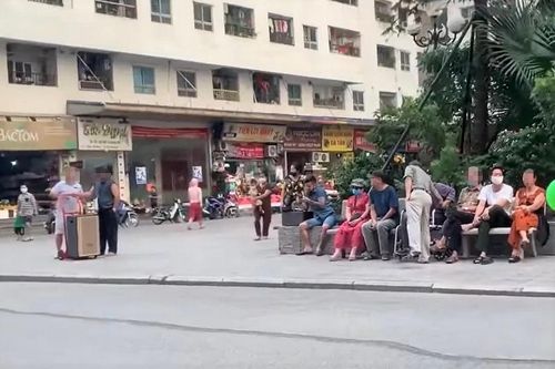 Mở nhạc đám ma để át tiếng karaoke ở chung cư Hà Nội