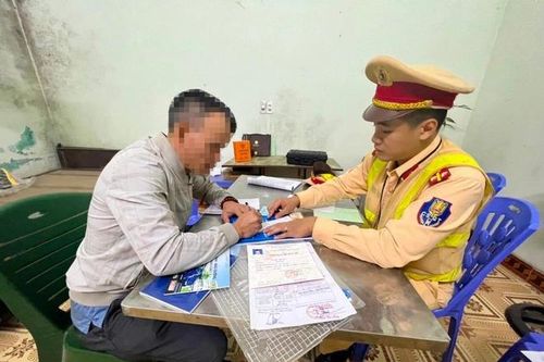 Xử phạt tài xế tạt đầu xe cấp cứu