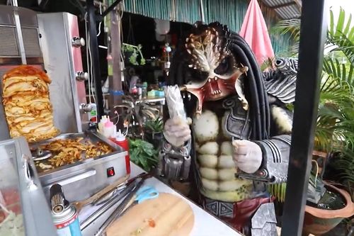 'Quái vật' bán bánh mì trên phố ở Thái Lan