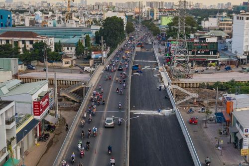 Người dân TP.HCM thoát cảnh sáng chiều qua 'kênh thối'
