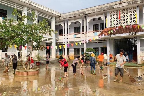 Sớm đưa học sinh vùng lũ trở lại trường