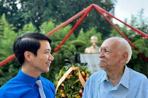Đoàn đại biểu cấp cao thanh niên Việt Nam dâng hoa tại Tượng đài Chủ tịch Hồ Chí Minh ở Cuba