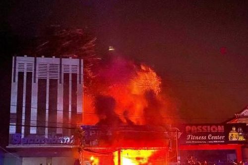 Cháy lớn tại cửa hàng ngũ kim nằm cạnh ngân hàng ở Huế