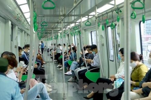 Người Hà Nội nườm nượp đi tàu điện Cát Linh - Hà Đông mỗi ngày