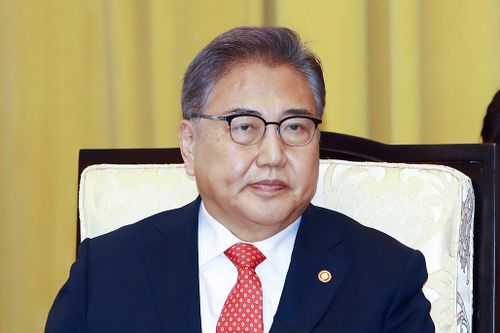 Ngoại trưởng Hàn Quốc thích phở, bánh mì, nói về nữ thần tượng Kpop người Việt
