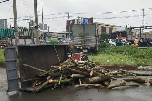 Xe tải tông ba gác máy lật ngang quốc lộ 1, người đàn ông tử vong