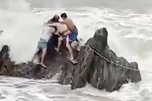 Du khách mải chụp ảnh bị sóng biển xô ngã, cuốn trôi