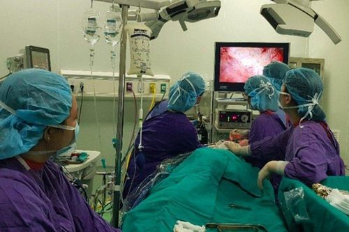 Thiếu nữ 18 tuổi bị teo lép nửa mặt trái vì mắc hội chứng lạ