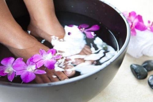 Ngâm chân nước ấm mỗi ngày tốt cho sức khỏe nhưng với 6 người này chẳng khác gì tự giết mình