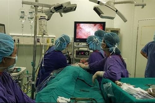 Mang lại diện mạo mới cho nam sinh bị lép nửa mặt trái