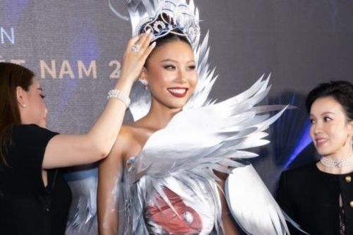 Á hậu Thạch Thu Thảo nhận vương miện Miss Earth Vietnam 2022
