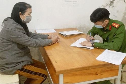 Công an bắt quả tang 2 cặp nam nữ đang 'hành lạc' trong nhà nghỉ do 'tú bà' U60 quản lý