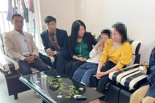 TP Đà Lạt thăm, động viên cháu bé bị bố dùng dây lưng bạo hành, lôi ra đường