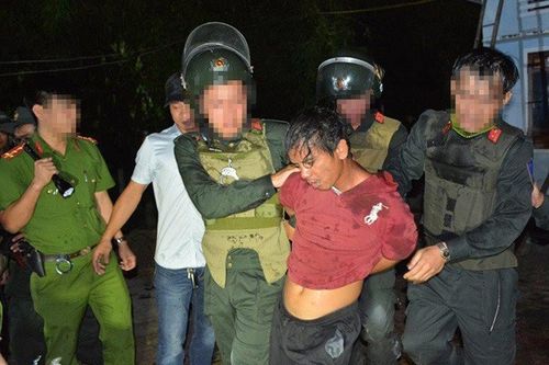 Dùng rựa chém hai ông cháu thương vong rồi cố thủ trong nhà