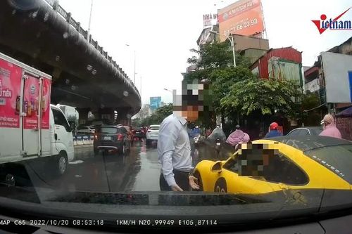 Tài xế Porsche chặn đầu, cố tình lùi đâm ô tô không nhường đường trên phố