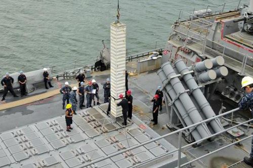 Khu trục hạm Mỹ nạp tên lửa trên biển, đề phòng giao tranh cường độ cao