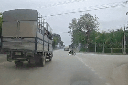 Sang đường ẩu, người đi xe máy suýt bị xe tải tông trúng