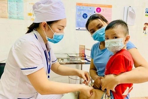 Hà Nội tiêm vaccine bại liệt mũi 2 cho trẻ dưới một tuổi