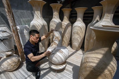 Nghệ nhân Nguyễn Hùng thăng hoa cùng men gốm Bát Tràng