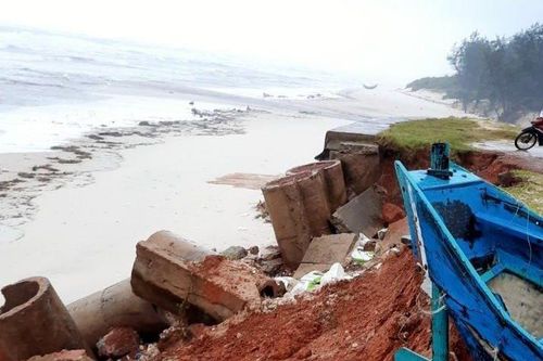 Quảng Bình: Nhiều đoạn bờ biển bị sạt lở khiến người dân lo lắng