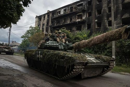 Xung đột Nga-Ukraine: Tổng thống Zelensky kêu gọi hỗ trợ phòng không; cầu ở Kherson bị tấn công, Kiev-Moscow thông tin trái chiều
