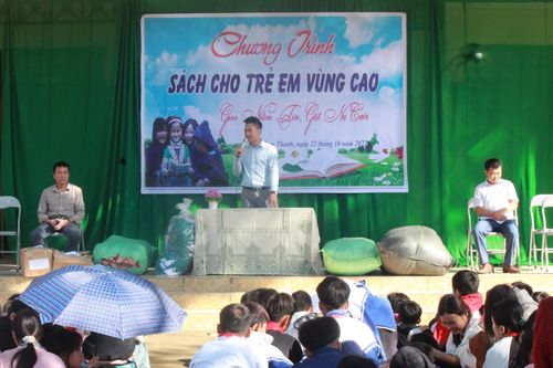 Trao sách, áo ấm, đồ dùng bán trú cho học sinh nghèo Trường PTDT Bán Trú THCS Tam Thanh