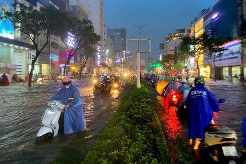 Áp thấp nhiệt đới hướng vào miền Trung, các tỉnh từ Quảng Bình đến Quảng Ngãi có mưa lớn