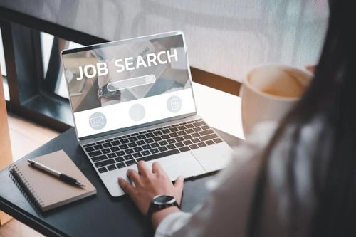 Chênh lệch thu nhập giữa cử nhân và người không có bằng đại học