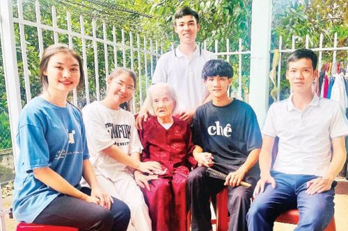 Người phụ nữ tiêu biểu vì cộng đồng