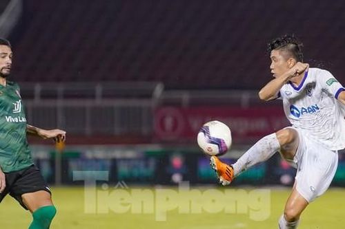 Phan Văn Đức lập cú đúp, CLB TPHCM chôn chân đáy bảng