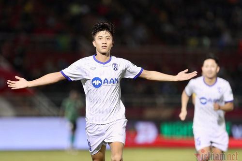 Phan Văn Đức bùng nổ, SLNA thoát thua TPHCM