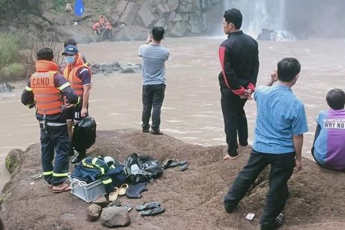 Đi chơi thác cùng vợ sắp cưới, nam thanh niên bị nước cuốn trôi tử vong