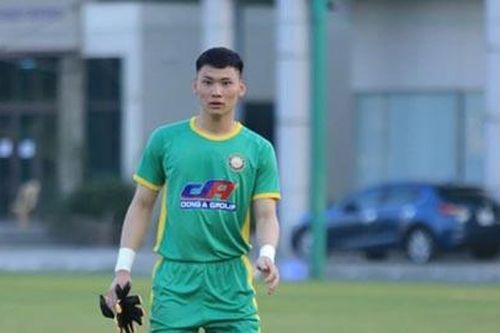 Thủ môn U23 Việt Nam bị đánh ở sân Thiên Trường