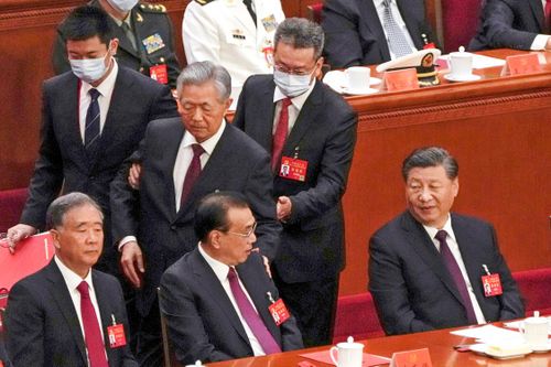 Tân Hoa Xã: Ông Hồ Cẩm Đào rời phiên bế mạc đại hội Đảng vì lý do sức khỏe